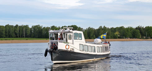 Båtbussen på väg ut från Hammarö Lövnäs