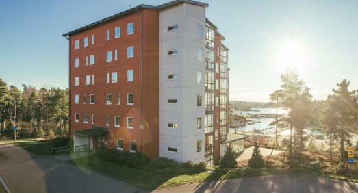 Lägenhetshus med utsikt över vatten