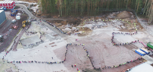 Drönarbild över skolbarn i formation av den nya F-6 skolan på Hammarlunden.