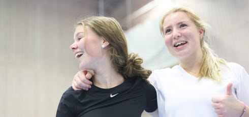 Två flickor under idrottslektion