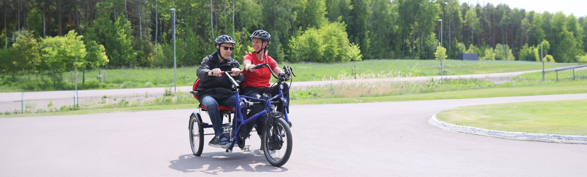 Personal och äldre cyklar tillsammans på väg.