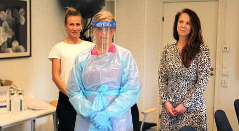 Sofie Kullander, undersköterska iklädd skyddsutrustning tillsammans med Ida Hag, samordnare och Frida Jörnevik, enhetschef inom hemtjänsten.